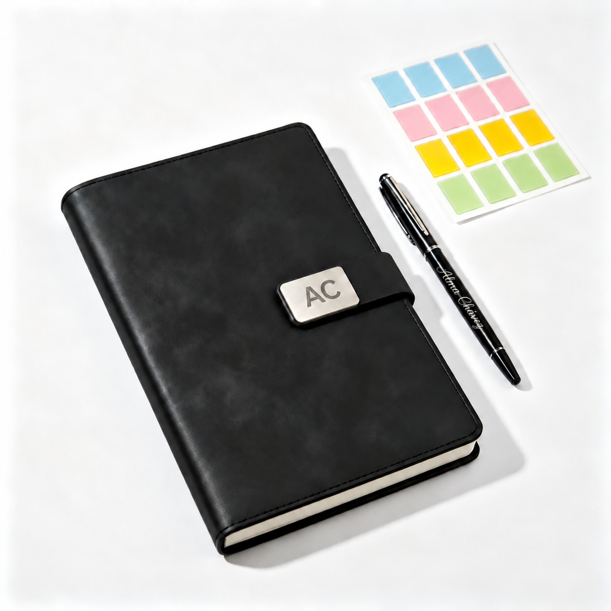 Agenda negra personalizada con iniciales, bolígrafo y notas adhesivas de colores