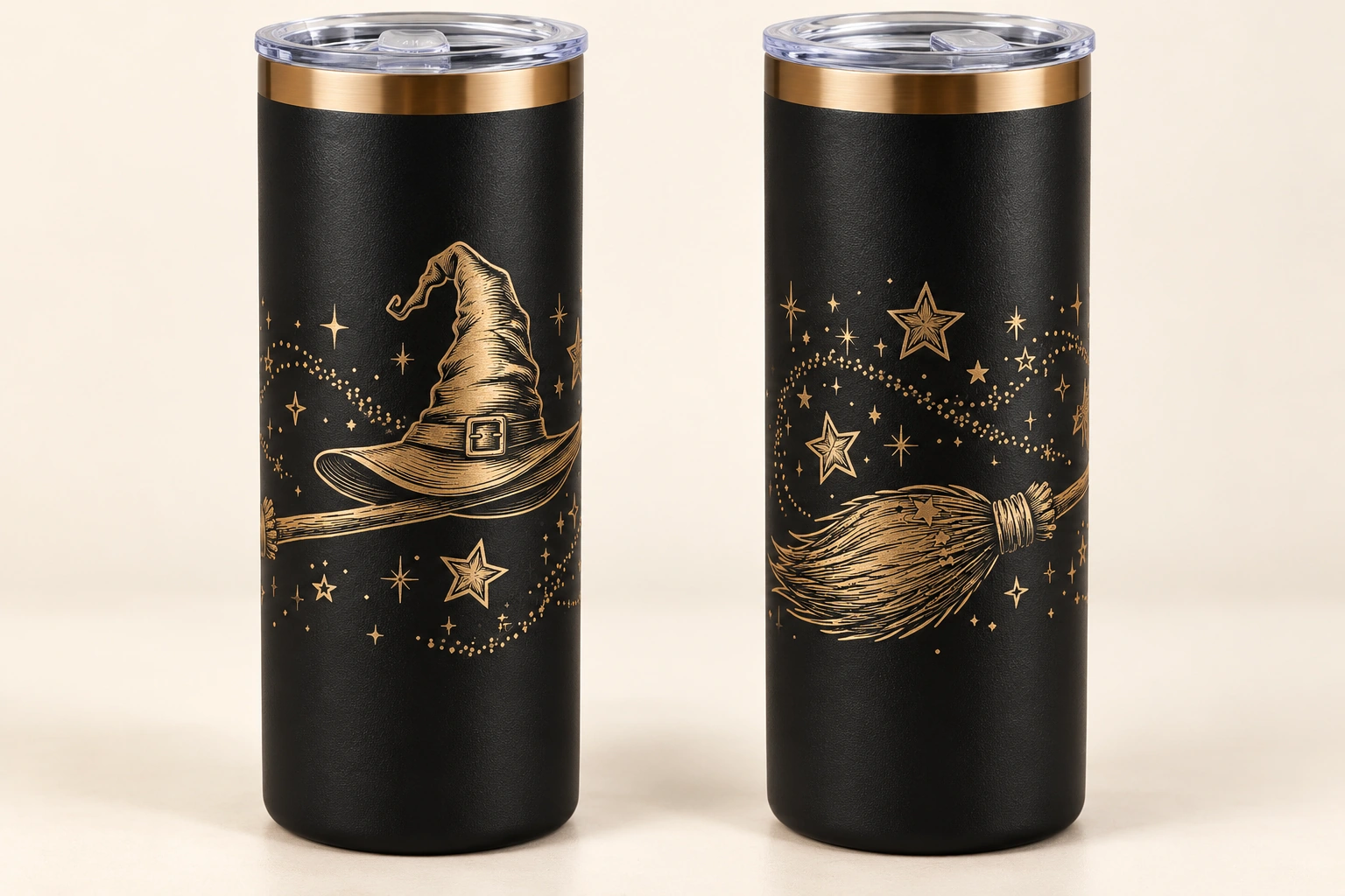 Dos vistas de termo negro con grabado dorado: sombrero de bruja al frente y escoba con estrellas al reverso.